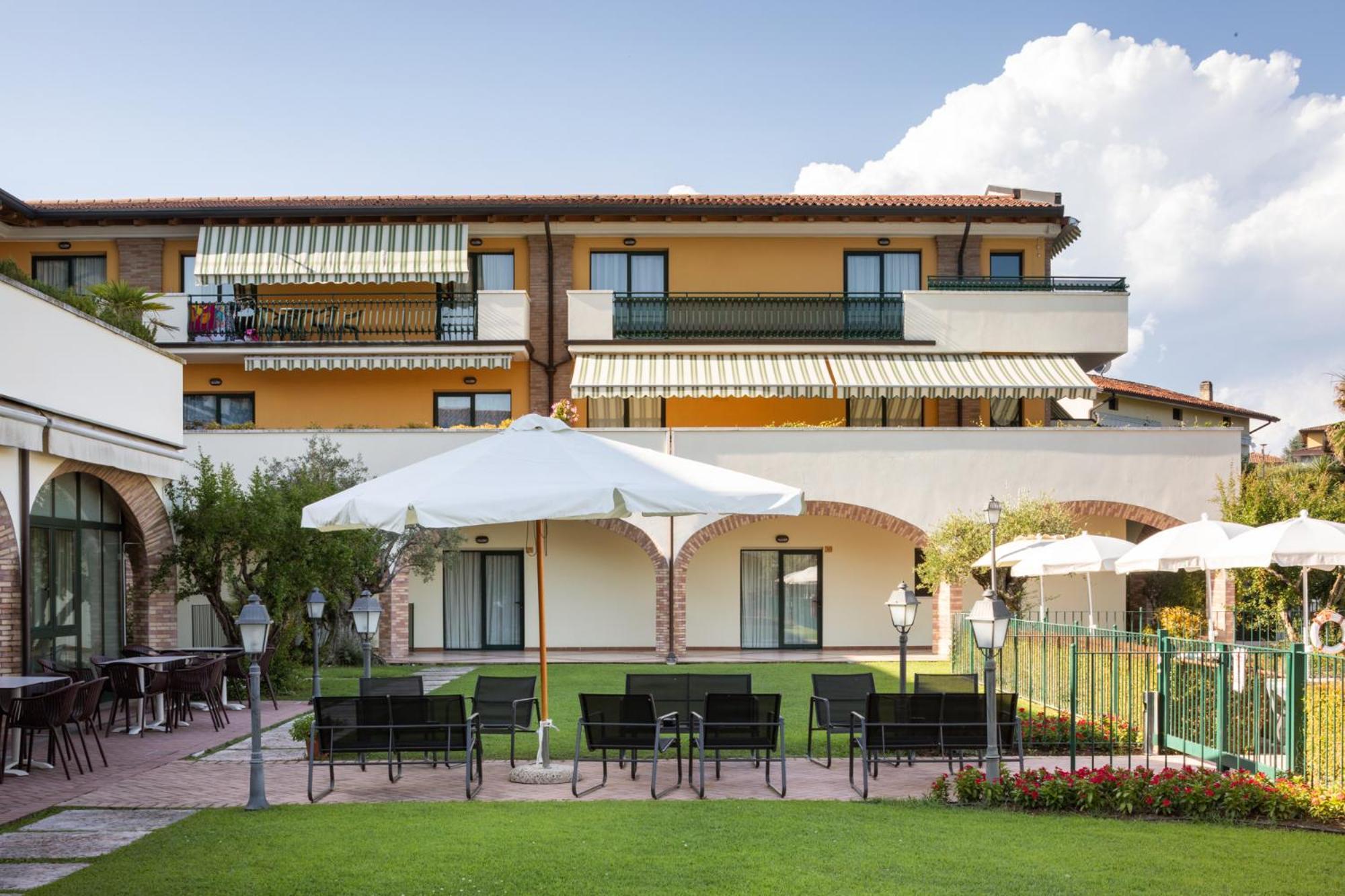 Le Terrazze Sul Lago Hotel & Residence ปาเดงเก ซุล การ์ดา ภายนอก รูปภาพ