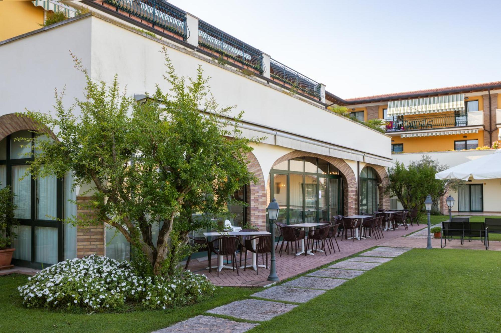 Le Terrazze Sul Lago Hotel & Residence ปาเดงเก ซุล การ์ดา ภายนอก รูปภาพ