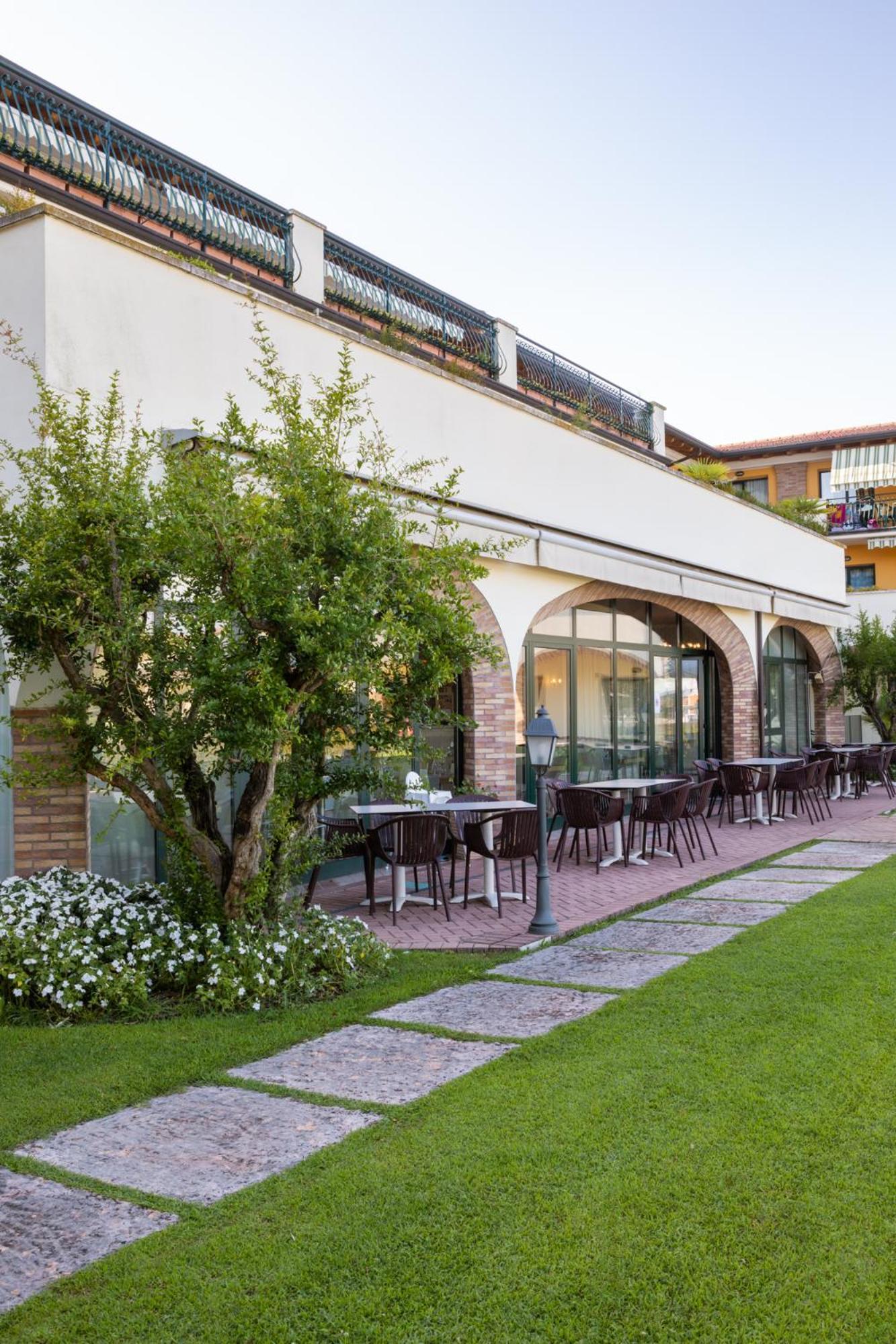 Le Terrazze Sul Lago Hotel & Residence ปาเดงเก ซุล การ์ดา ภายนอก รูปภาพ