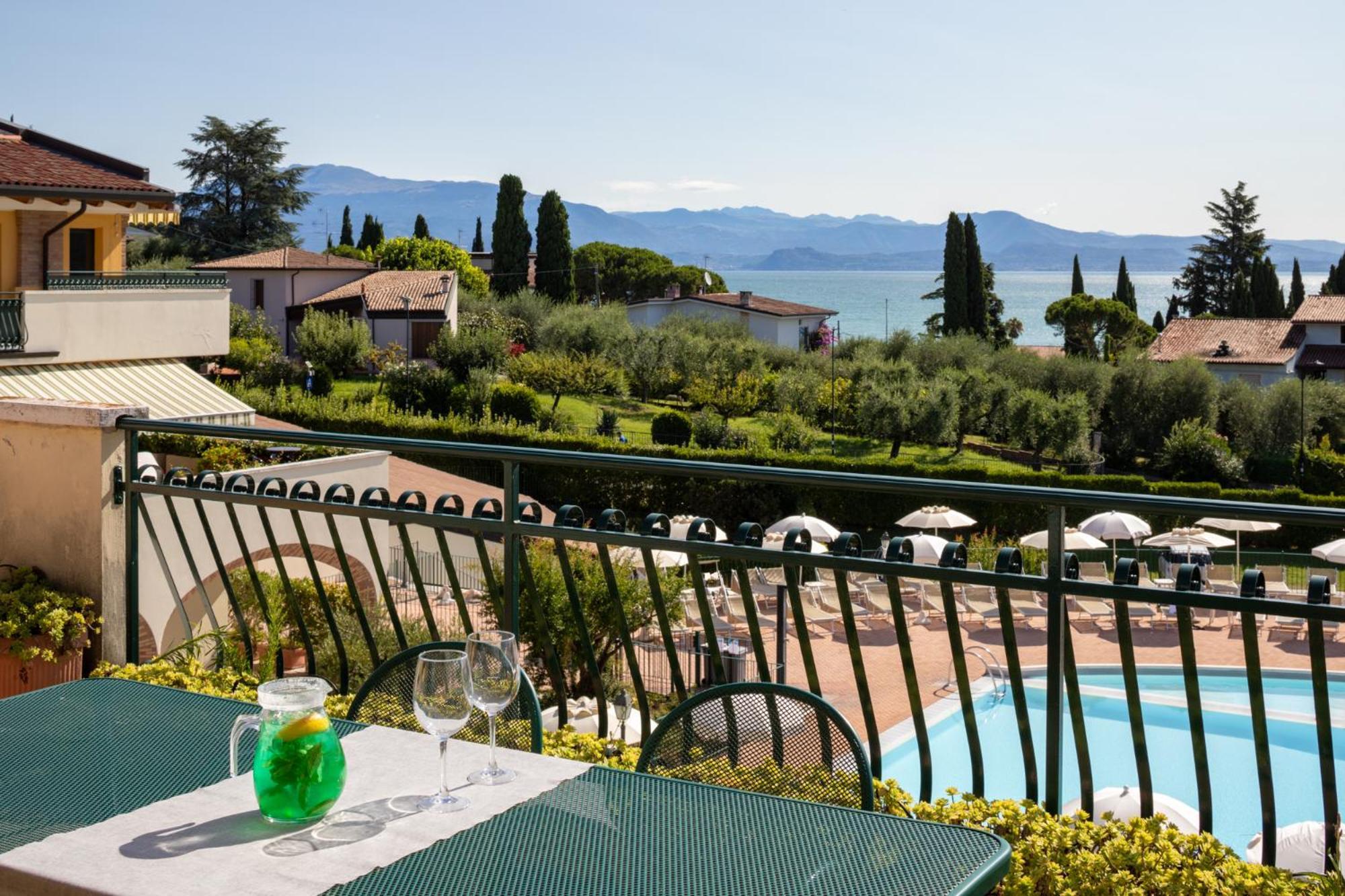 Le Terrazze Sul Lago Hotel & Residence ปาเดงเก ซุล การ์ดา ภายนอก รูปภาพ